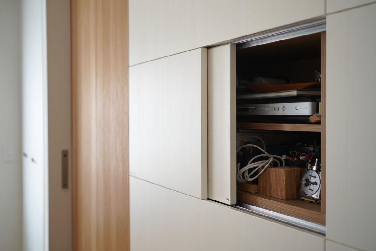 Niche avec porte coulissante